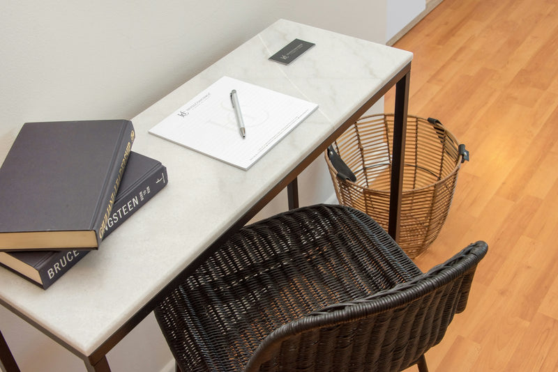 Two books and a pen on a wooden table, representing a choice between two languages